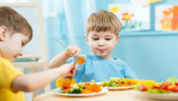 criancas-comendo-alimentos-saudaveis